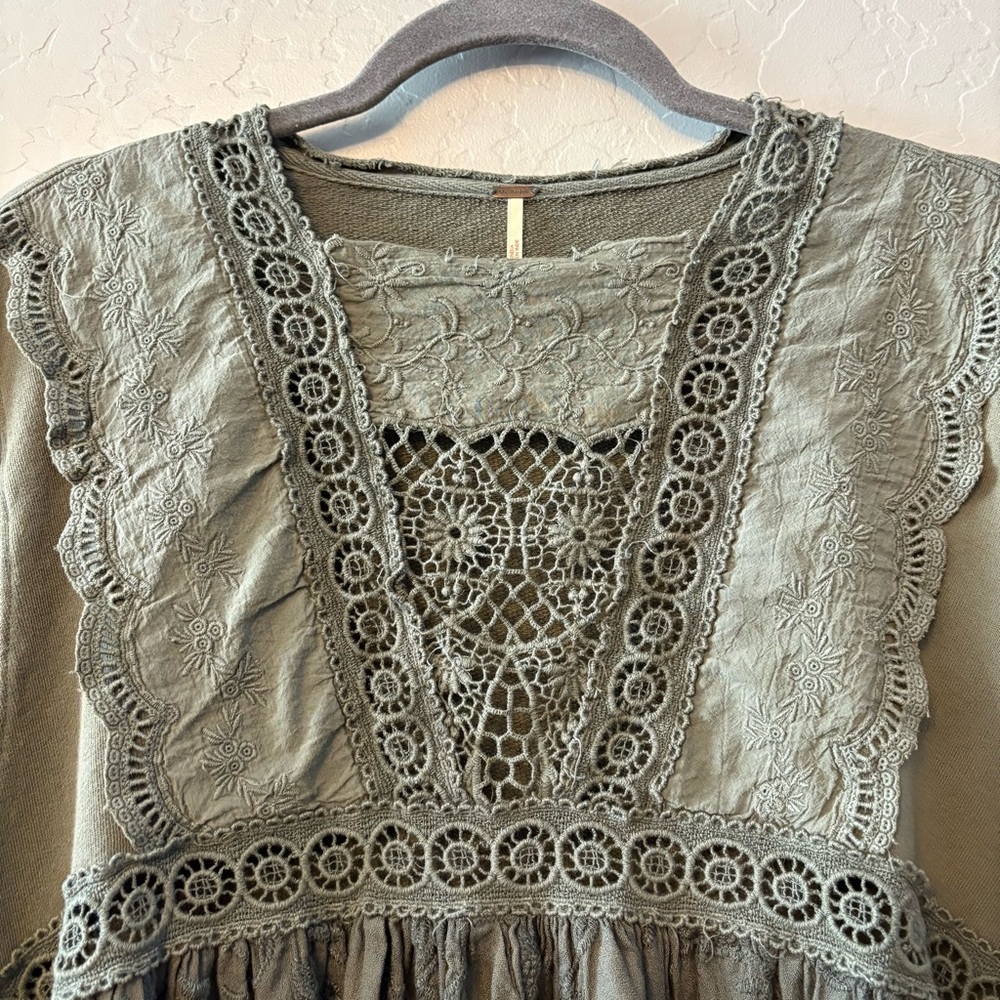 Free People gray embroidered crochet lace floral bohemian blouse top size small - Picture 4 of 16